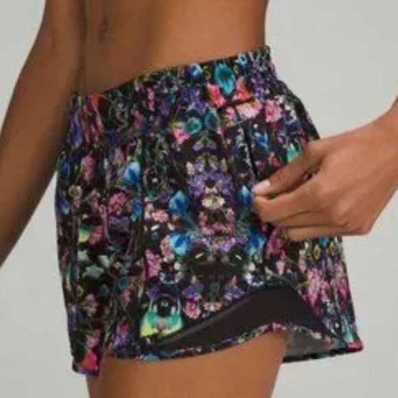 Lululemon Shorts Womens 0 Hotty Hot 4” Inseam
Flowerscope Lined Athletic Run Gym - Picture 13 of 13